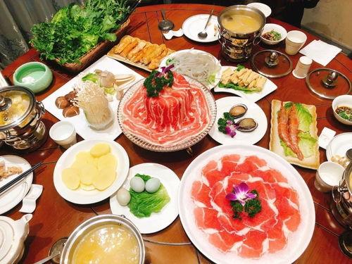 港式火锅群众吃瓜,群众围炉煮食，共享欢乐时光